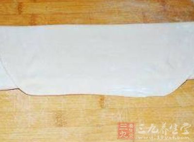 醒好的面擀成一張大薄片