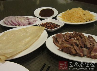 用擀面杖輕輕的在卷好的肉餅上擀稍微平整即可 用擀面杖輕輕的在卷好的肉餅上擀稍微平整即可