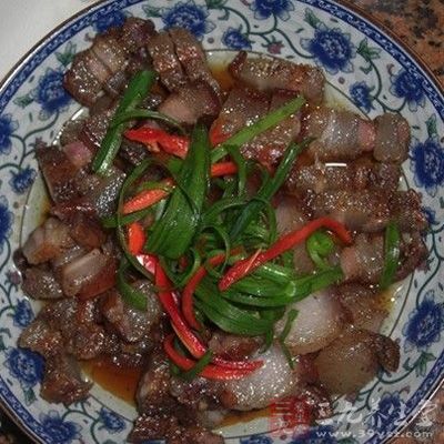 兩天後,碗中有水出來,將肉上下翻動,再放兩天 兩天後,碗中有水出來,將肉上下翻動,再放兩天