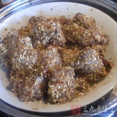 炒好的糙米每次取出所需部分，用自己喜歡的調料和食材拌好就可以蒸制菜肴了