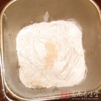 面粉上戳個洞，倒進酵母粉