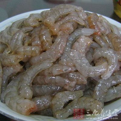 准備適量的生蝦仁 准備適量的生蝦仁