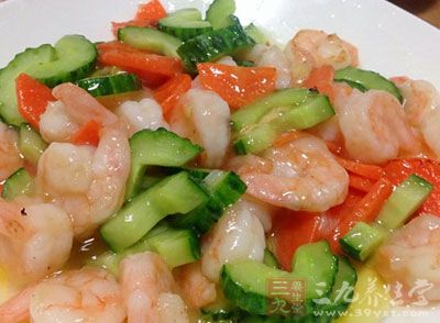 裝盤,淋上一勺香油 裝盤,淋上一勺香油