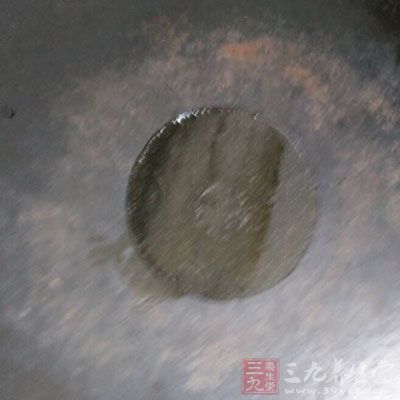 燒熱鍋內放油 燒熱鍋內放油