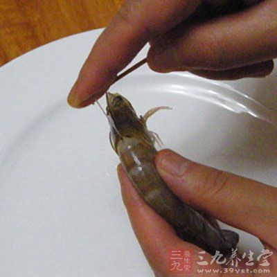 蝦仁用竹簽挑出蝦線 蝦仁用竹簽挑出蝦線