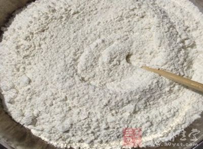 將面粉加水和勻揉透，放置片刻