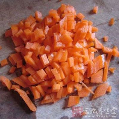 胡蘿卜切成丁
