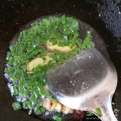 油燒熱後，放入蔥姜爆香