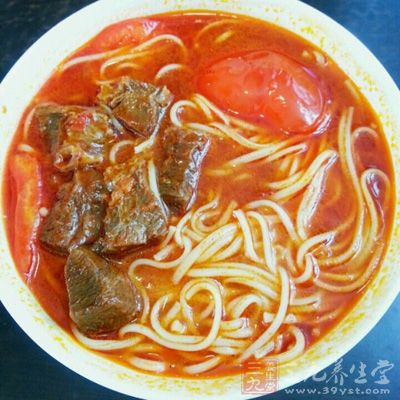 撈入碗內，澆上茄汁牛肉鹵汁就行了