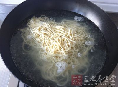 鍋中燒開水，放入面條，煮至面條浮起來即可撈出食用