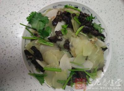 切好後泡入冷水中,以防止山藥被氧化變色 切好後泡入冷水中,以防止山藥被氧化變色