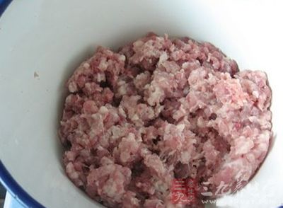 將准備好的肉切成小丁