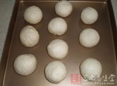 把分割好的劑子分別滾圓，加蓋饧發10分鐘