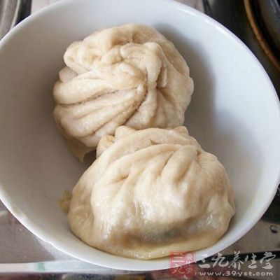包上餡心，收口處捏成細皺折，放入蒸鍋的籠屜裡