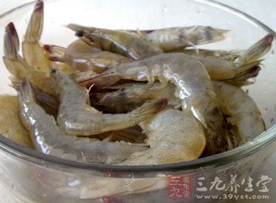 把新鮮的基圍蝦清洗干淨，去掉蝦頭和蝦殼