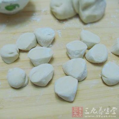 因為面團很軟，很容易揉，所以面團要盡量的揉光滑