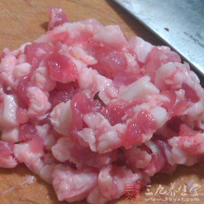 將准備好的五花肉切小粒
