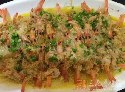 將調好的蒜蓉均勻捕在蝦身上