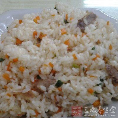 最後調入適量的鹽，放入香菜翻炒均勻就做好了