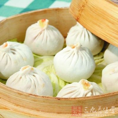 取小格蒸籠，放入10個生坯