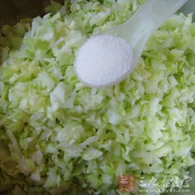 將圓白菜洗淨去老皮，切絲剁碎，放少許鹽腌漬5分鐘