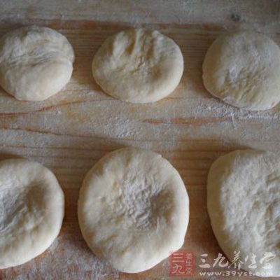 醒面半小時後，將面團分好小劑子