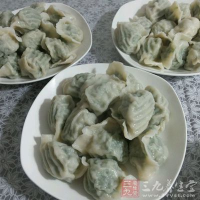 材料洗淨，豬肉放2勺鹽一起剁成肉末;茴香切末