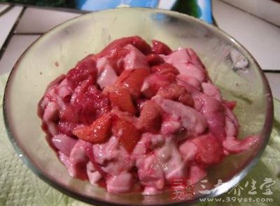 新鮮魚子洗淨，去筋膜