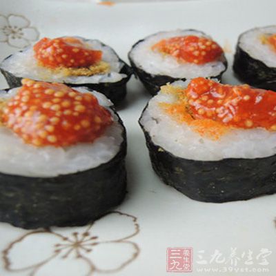 用勺把魚子醬放在飯團上即可