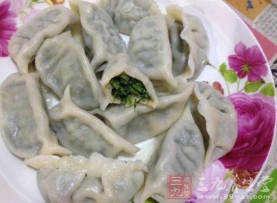 兩個雞蛋打散,加半勺水和少量鹽攪打均勻 兩個雞蛋打散,加半勺水和少量鹽攪打均勻