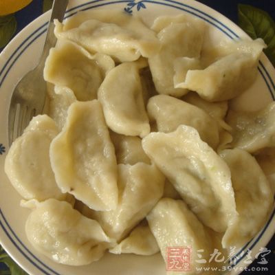 西葫蘆、紅蘿卜分別用工具擦成絲,用鹽揉戳放置片刻 西葫蘆、紅蘿卜分別用工具擦成絲,用鹽揉戳放置片刻