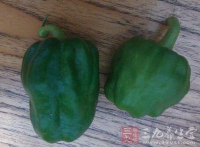 把青椒洗淨