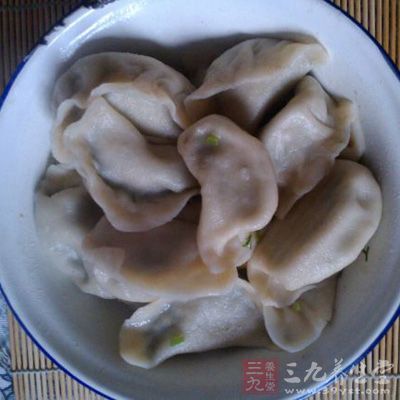 在面裡放點鹽把面和好,用保鮮袋裝好待用 在面裡放點鹽把面和好,用保鮮袋裝好待用