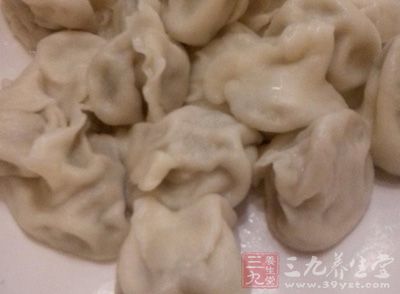 蓋上鍋蓋,煮至水開,點入一點冷水 蓋上鍋蓋,煮至水開,點入一點冷水