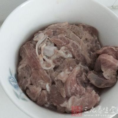 將雞腿肉切成條狀
