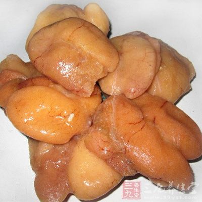 新鮮魚子洗淨，去筋膜