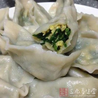 鍋裡做水，水開後將餃子一個個放進去，用勺子貼著鍋底順時針轉一圈，蓋鍋蓋煮開後加兩次涼水就可以了