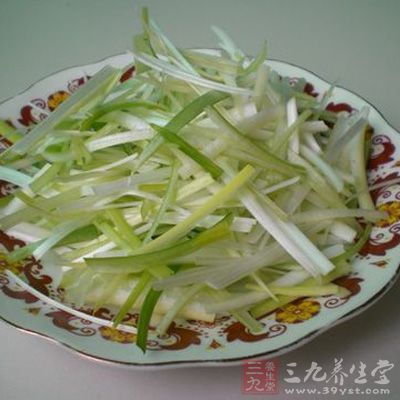 蔥去頭尾洗淨，將蔥白切成細絲，鋪在盤中待用