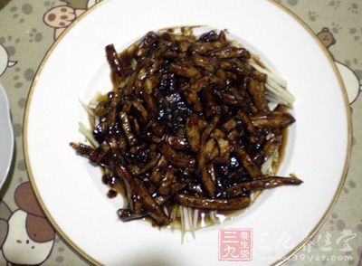 盛入鋪有蔥絲的盤上，食用前攪拌一下