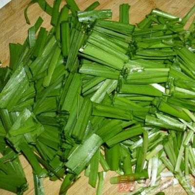 韭菜洗淨切段