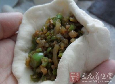 把肉餡放在面團裡，收口捏緊