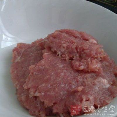 五花肉剁成末，加入鹽半勺，白糖半小勺，生抽半勺，料酒半勺，少許雞精和胡椒粉，芝麻油，攪拌均勻