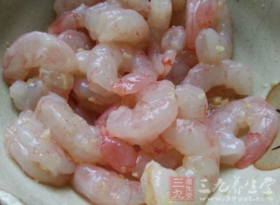 將蝦仁洗淨,除去蝦線,入碗中加精鹽、味精、料酒攪勻 將蝦仁洗淨,除去蝦線,入碗中加精鹽、味精、料酒攪勻