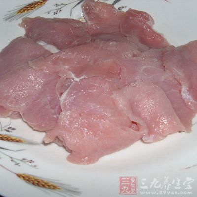 將五花肉切片，薄一點比較好哦