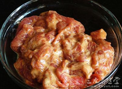 將豬裡脊肉切片，加料酒、胡椒粉、干澱粉、雞蛋上漿