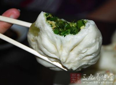 把融化後的發酵水慢慢倒入面粉中,邊倒邊攪拌 把融化後的發酵水慢慢倒入面粉中,邊倒邊攪拌