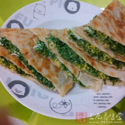 把姜磨碎加入豬肉餡中,倒入生抽、料酒、白胡椒和糖,向一個方向攪拌到肉餡起膠發粘 把姜磨碎加入豬肉餡中,倒入生抽、料酒、白胡椒和糖,向一個方向攪拌到肉餡起膠發粘
