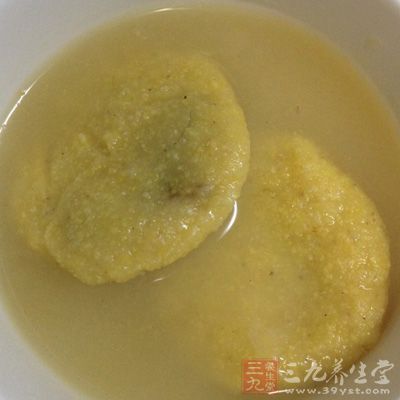 用手摘去一個大約直徑如一元硬幣大小的面團,放在手掌心裡 用手摘去一個大約直徑如一元硬幣大小的面團,放在手掌心裡