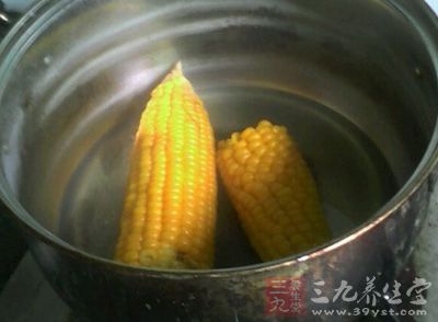 蓋上鍋蓋,玉米煮熟煮軟即可。出鍋後撒上蔥花食用 蓋上鍋蓋,玉米煮熟煮軟即可。出鍋後撒上蔥花食用