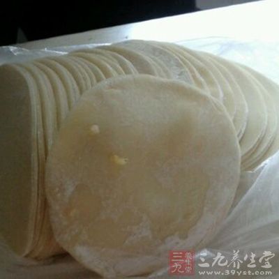 取餃皮一張於掌心